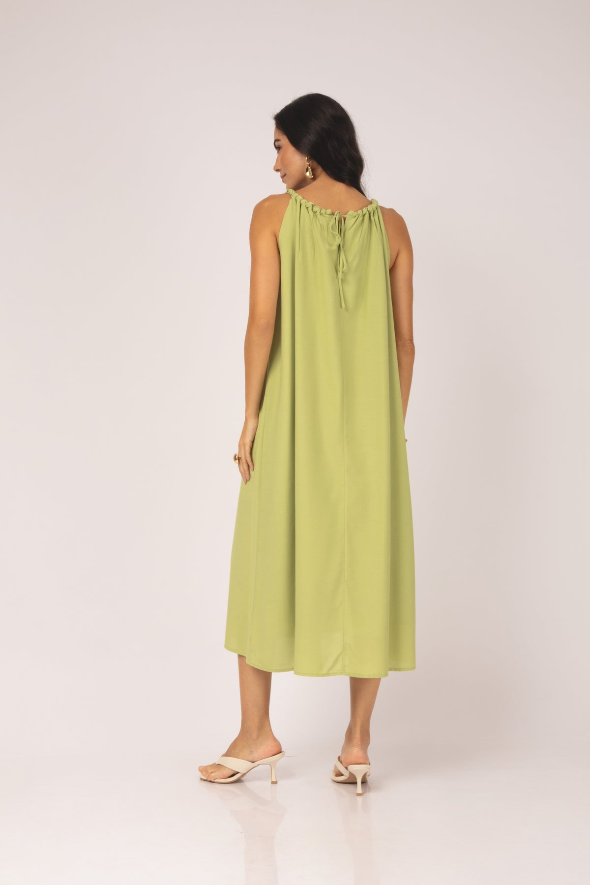 Vestido midi com alças twist e decote franzido verde - vista posterior