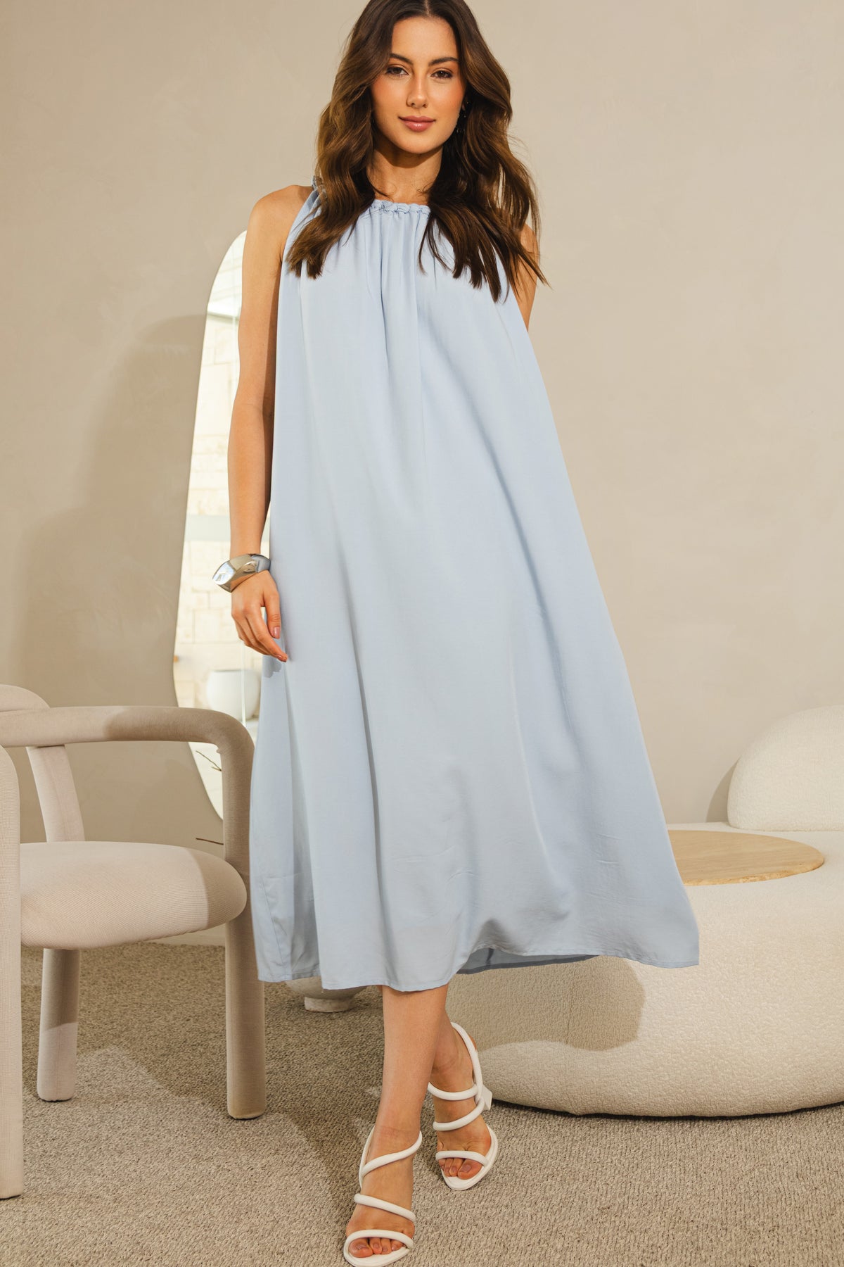 Vestido midi com alças twist e decote franzido azul - vsita frontal
