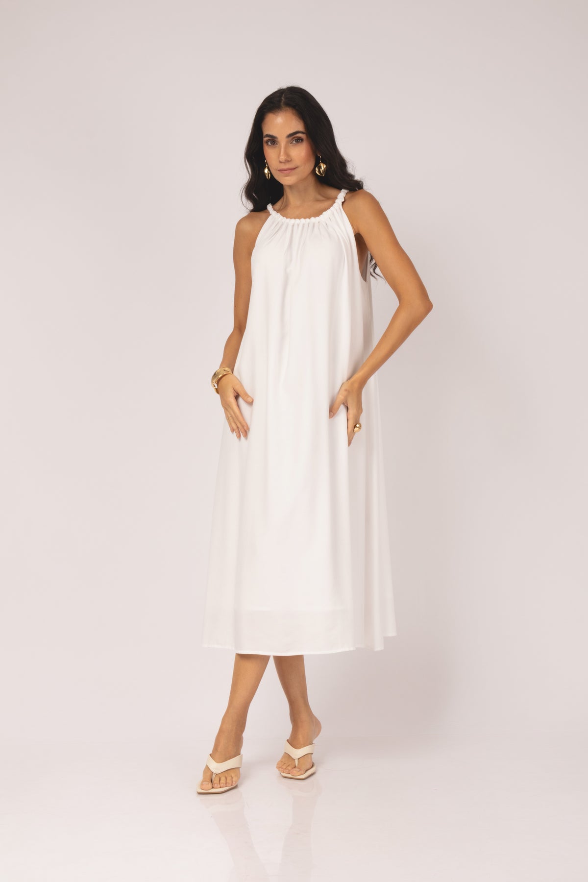 Vestido midi com alças twist e decote franzido branco - vista frontal