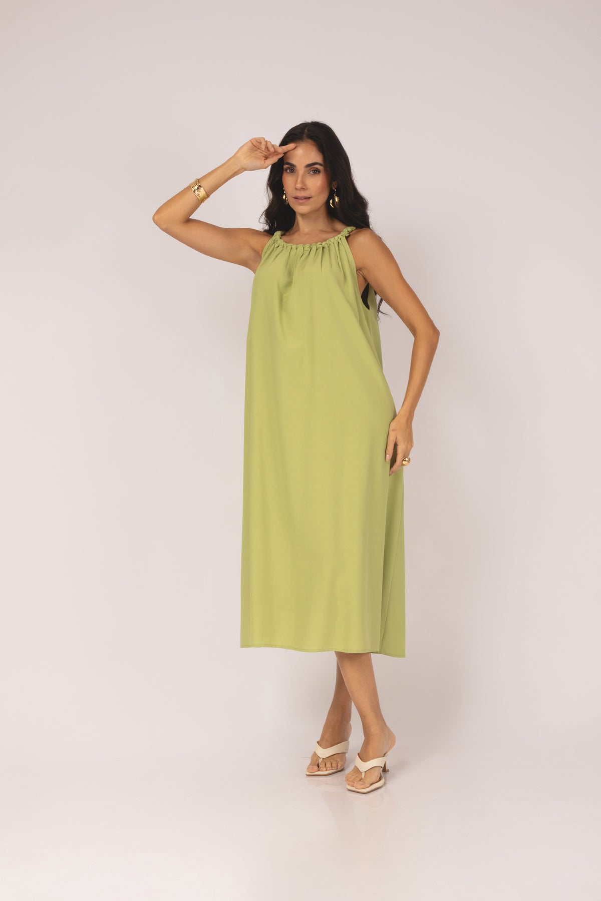Vestido midi com alças twist e decote franzido verde - vista frontal