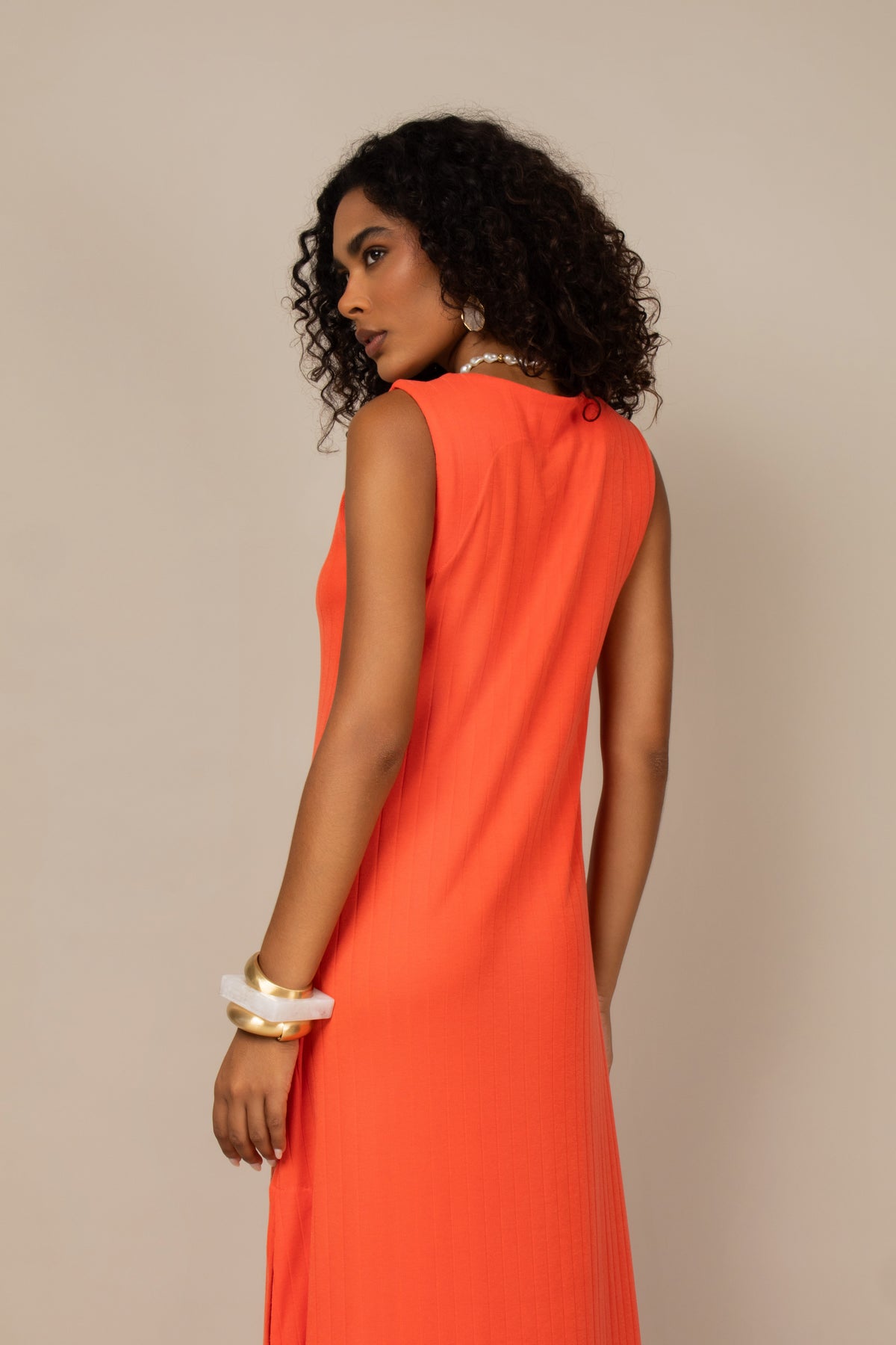 Vestido midi com prega decote V laranja - detalhes posterior