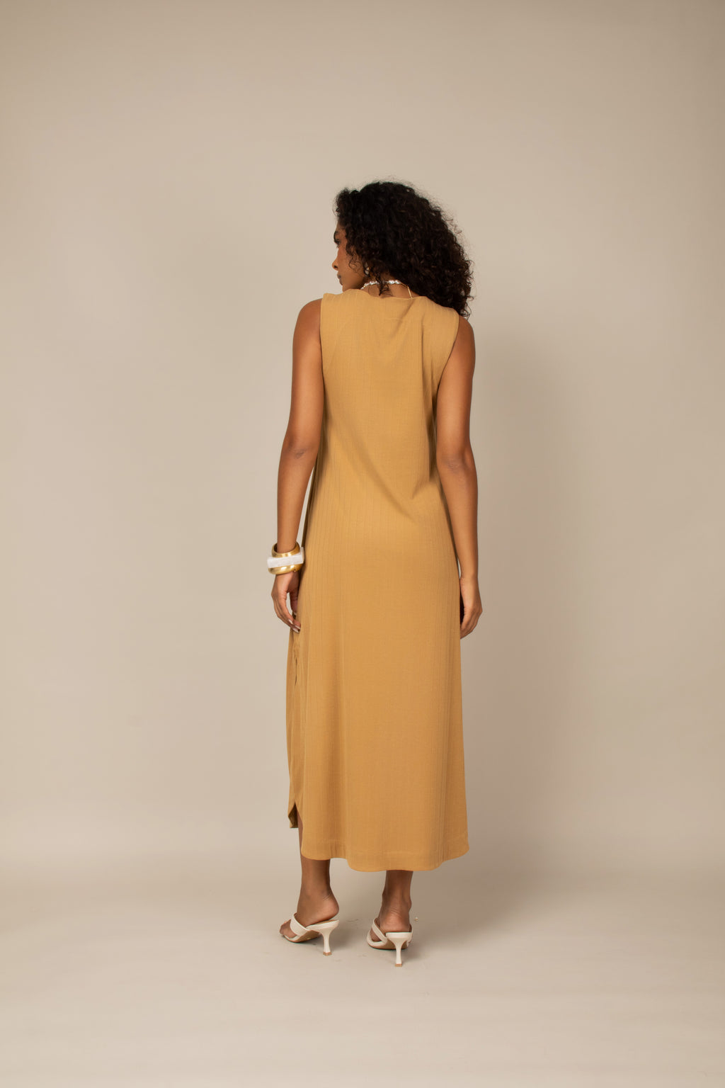 Vestido midi com prega decote V marrom - vista posterior