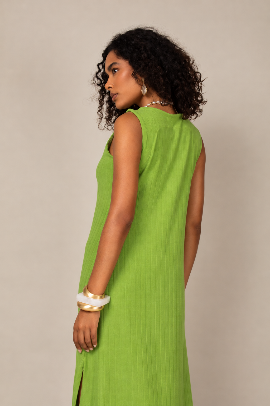 Vestido midi com prega decote V verde - detalhes posterior