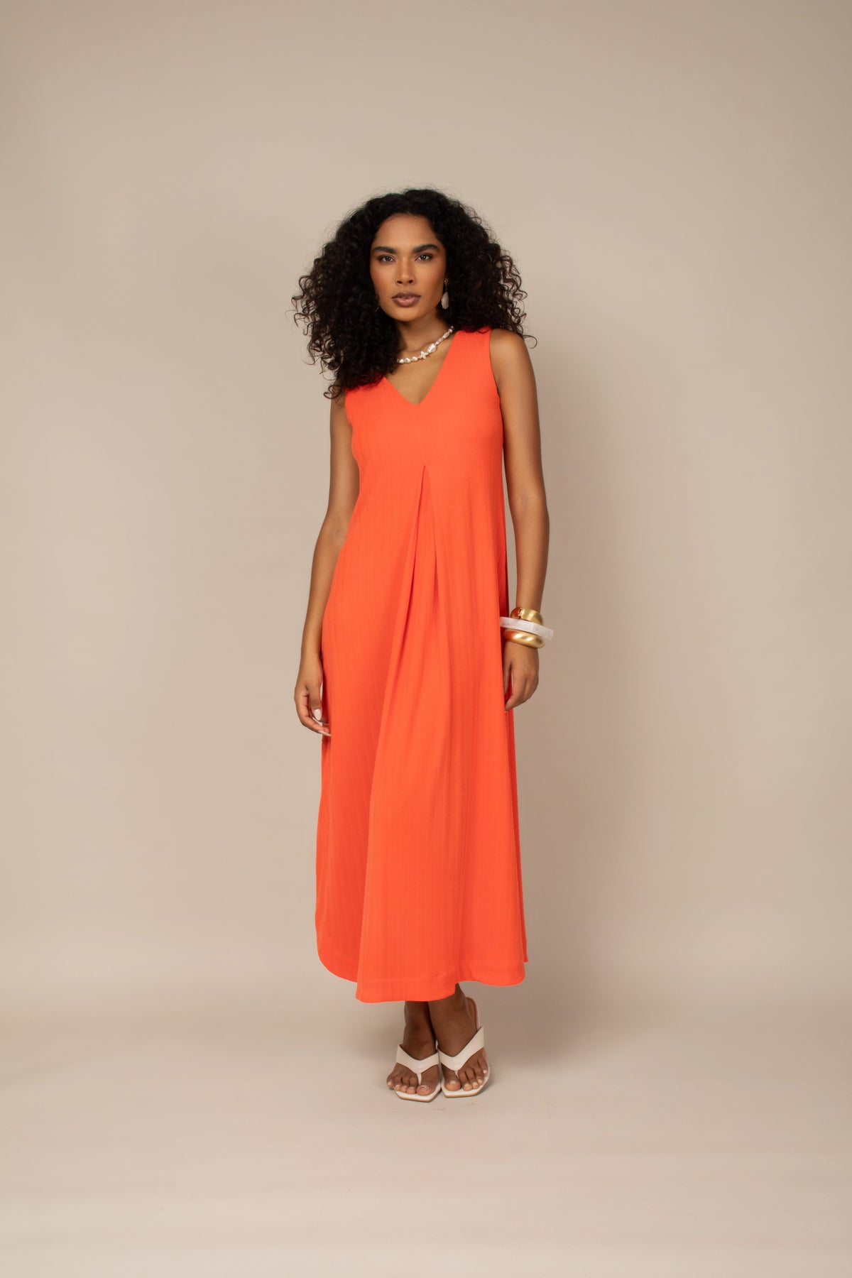 Vestido midi com prega decote V laranja - vista frontal