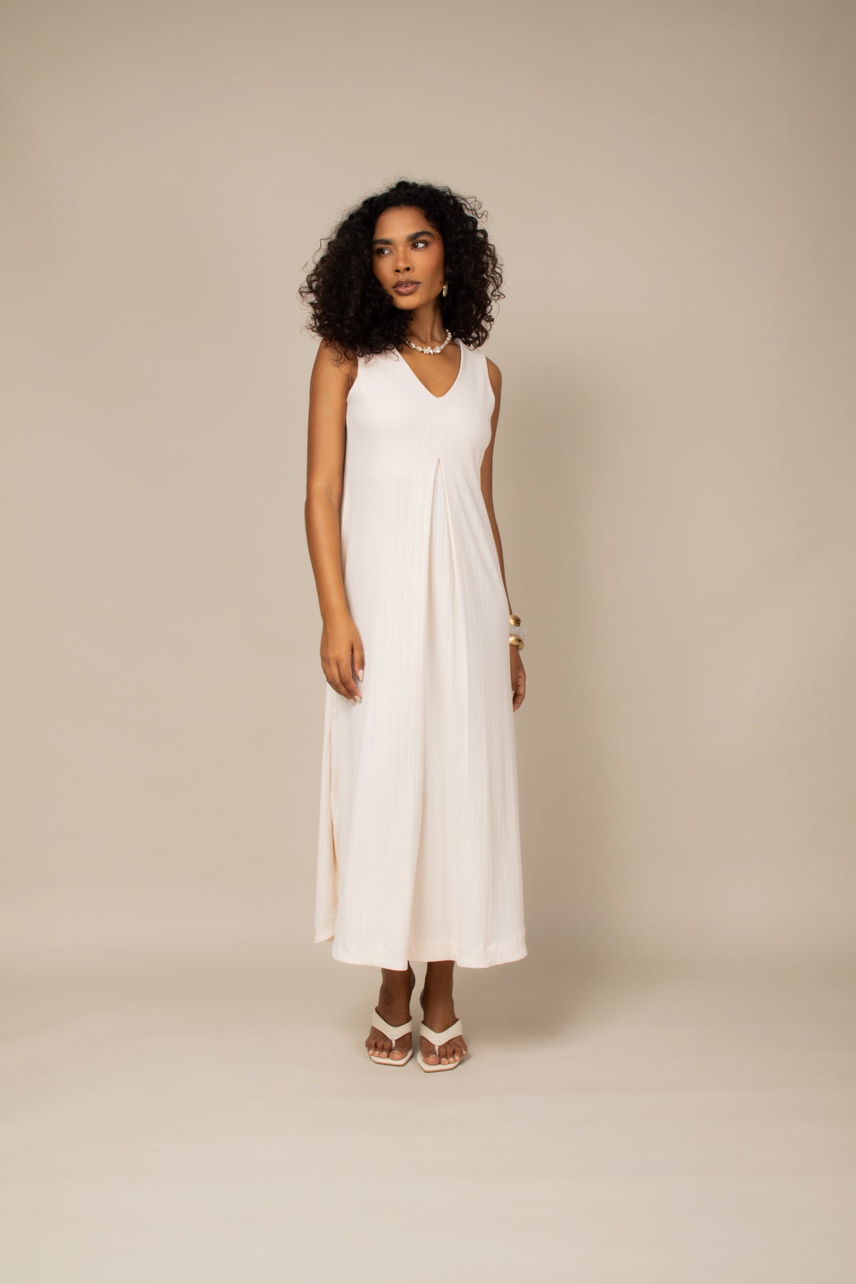 Vestido midi com prega decote V off white - vista frontal