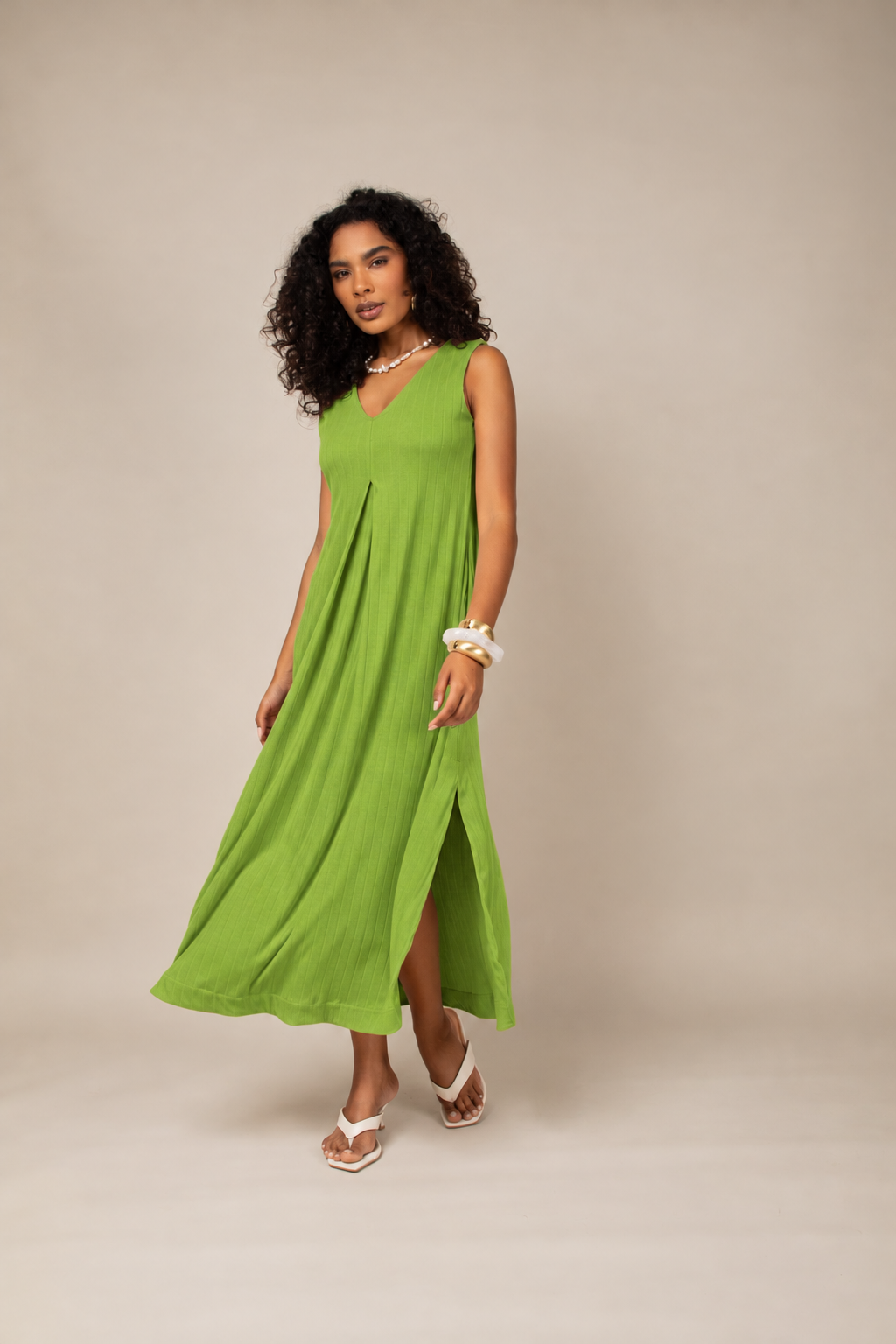 Vestido midi com prega decote V verde - vista frontal