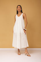 Vestido midi de laise decote V bege -vista frontal 