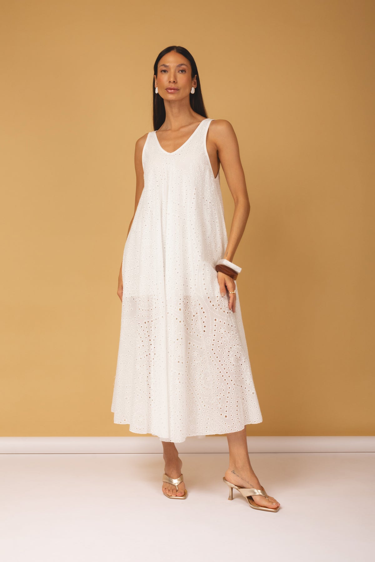 Vestido midi de laise decote V bege -vista frontal 