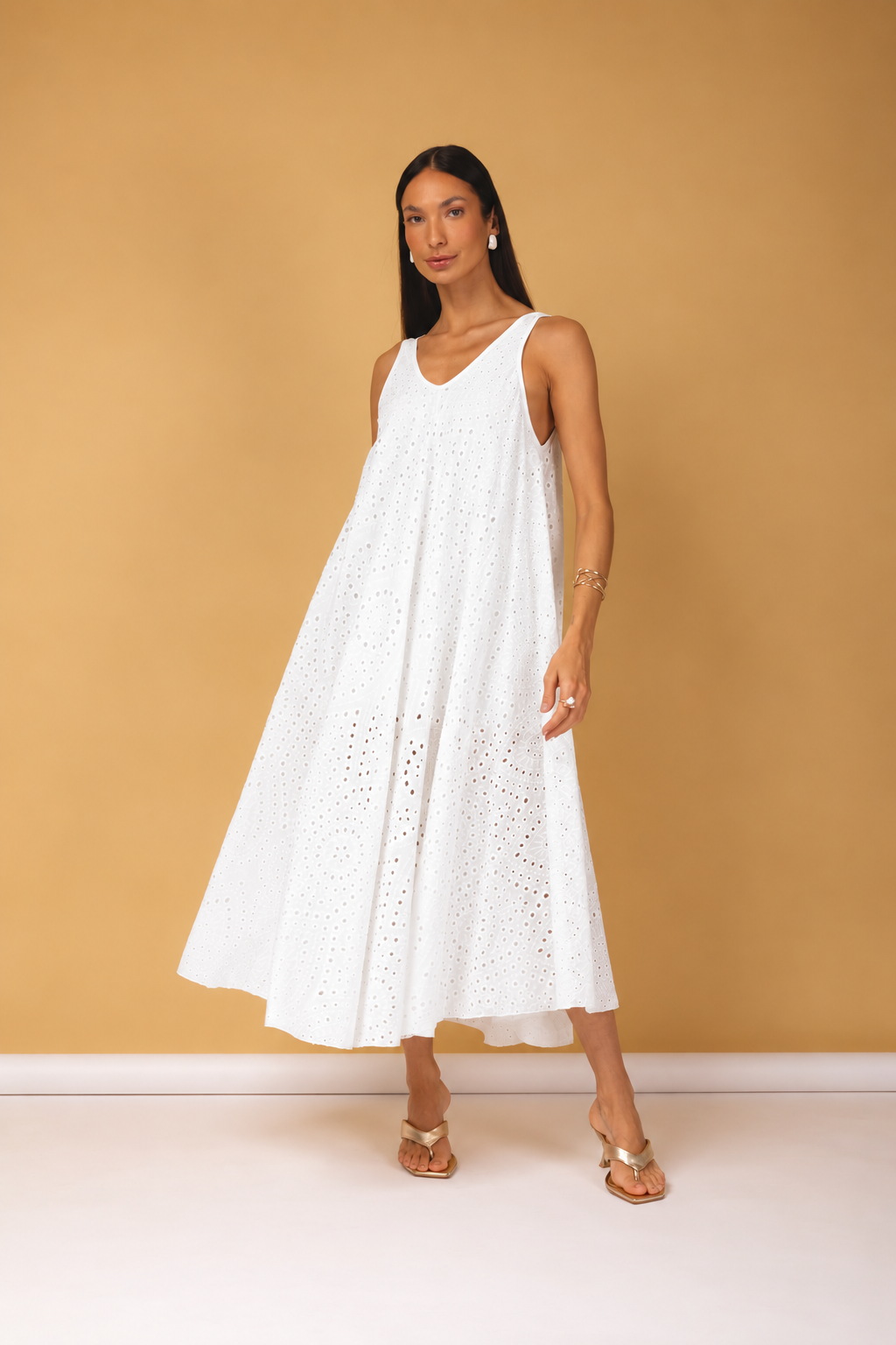 Vestido midi de laise decote V branco - vista frontal
