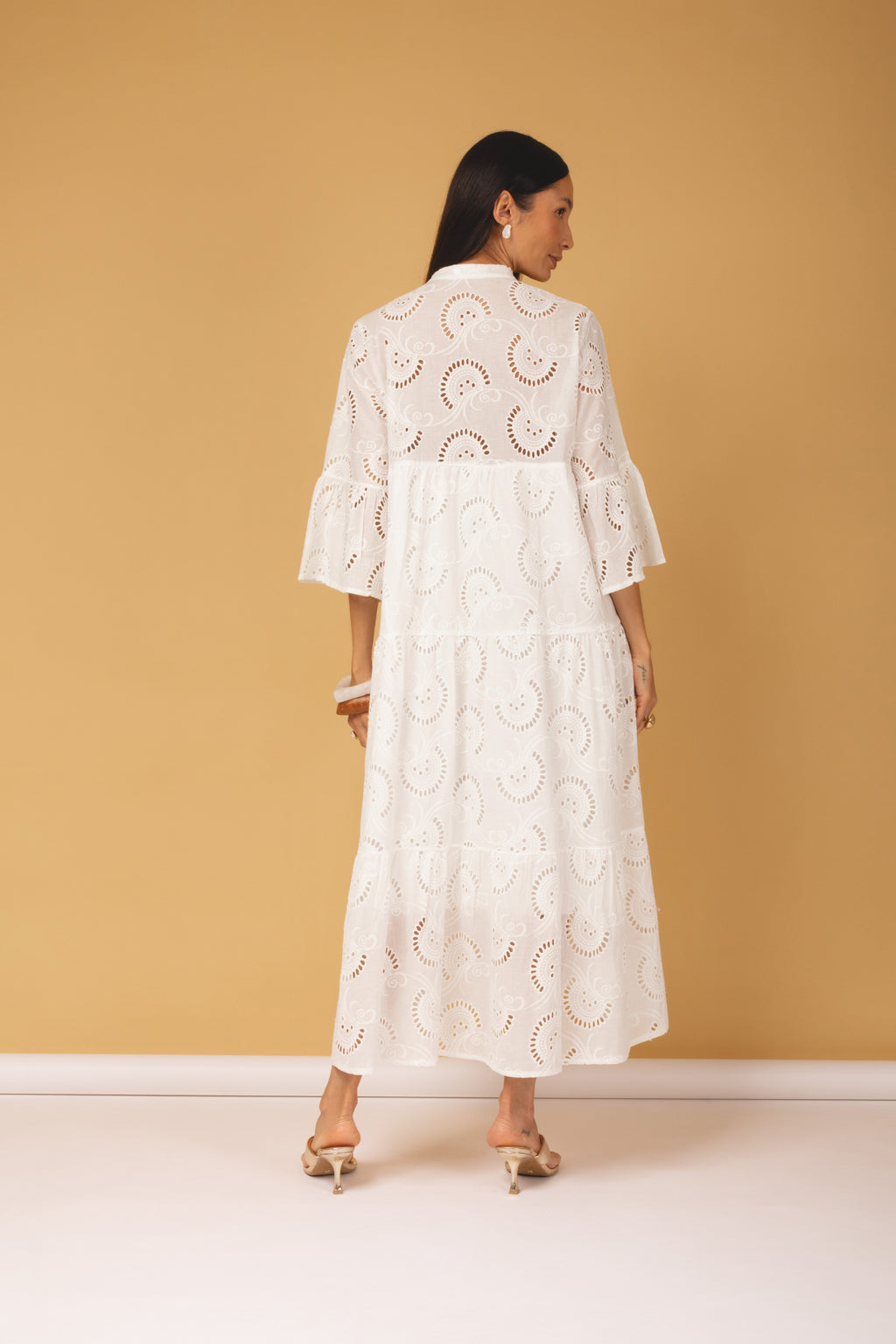 Vestido em laise manga 3/4 branco - vista posterior