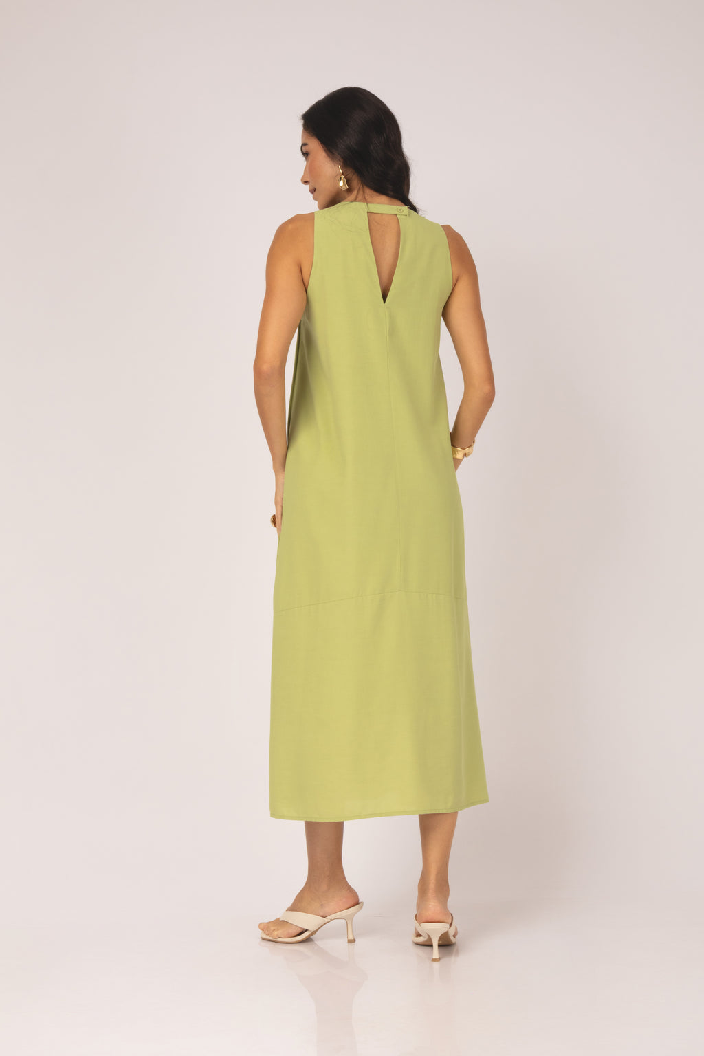Vestido evasê regata verde - vista posterior