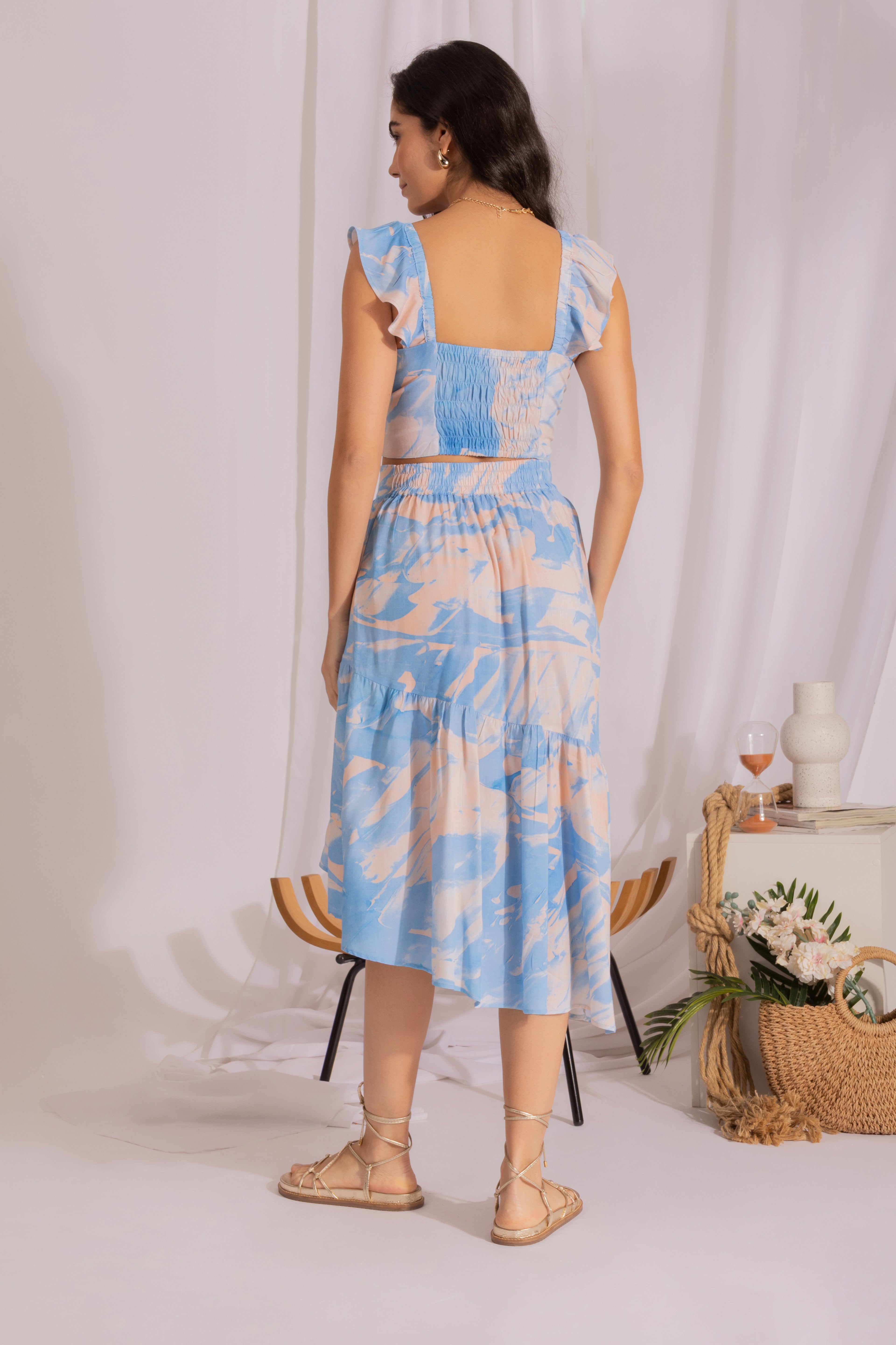 Conjunto de top e saia midi assimétrica