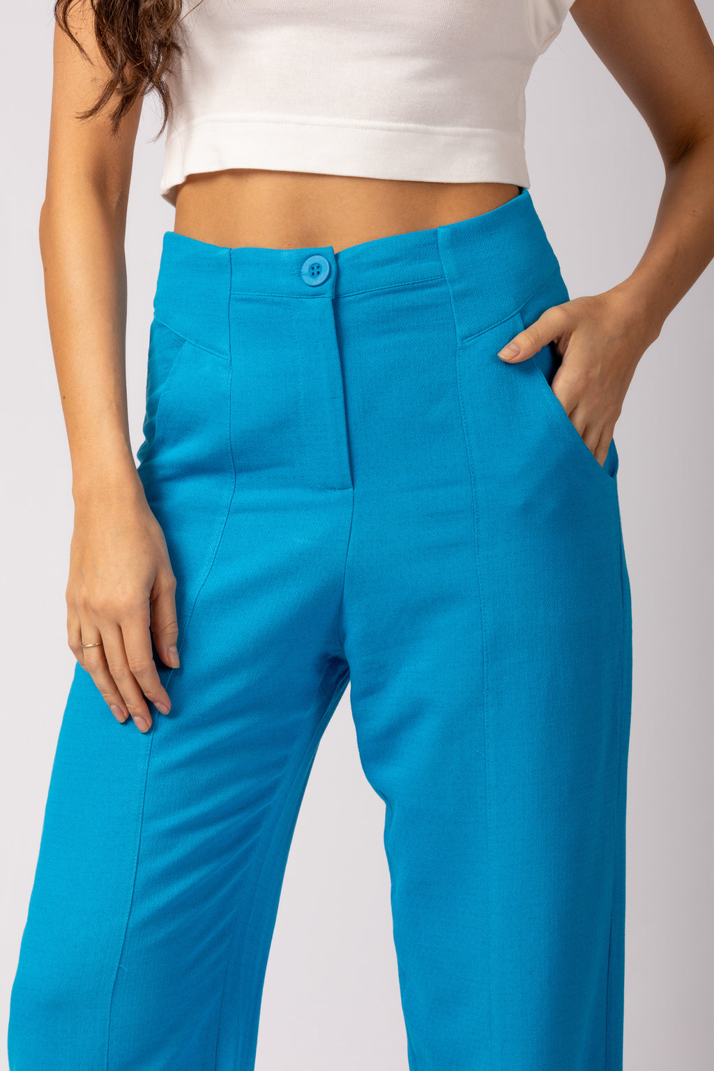 Calça com recortes em viscose