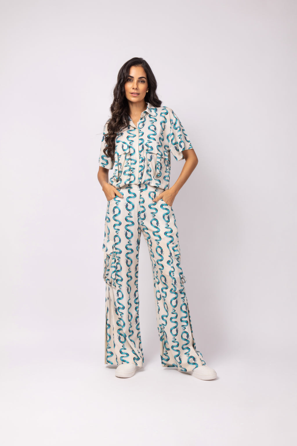 Calça pantalona com bolsos snakes