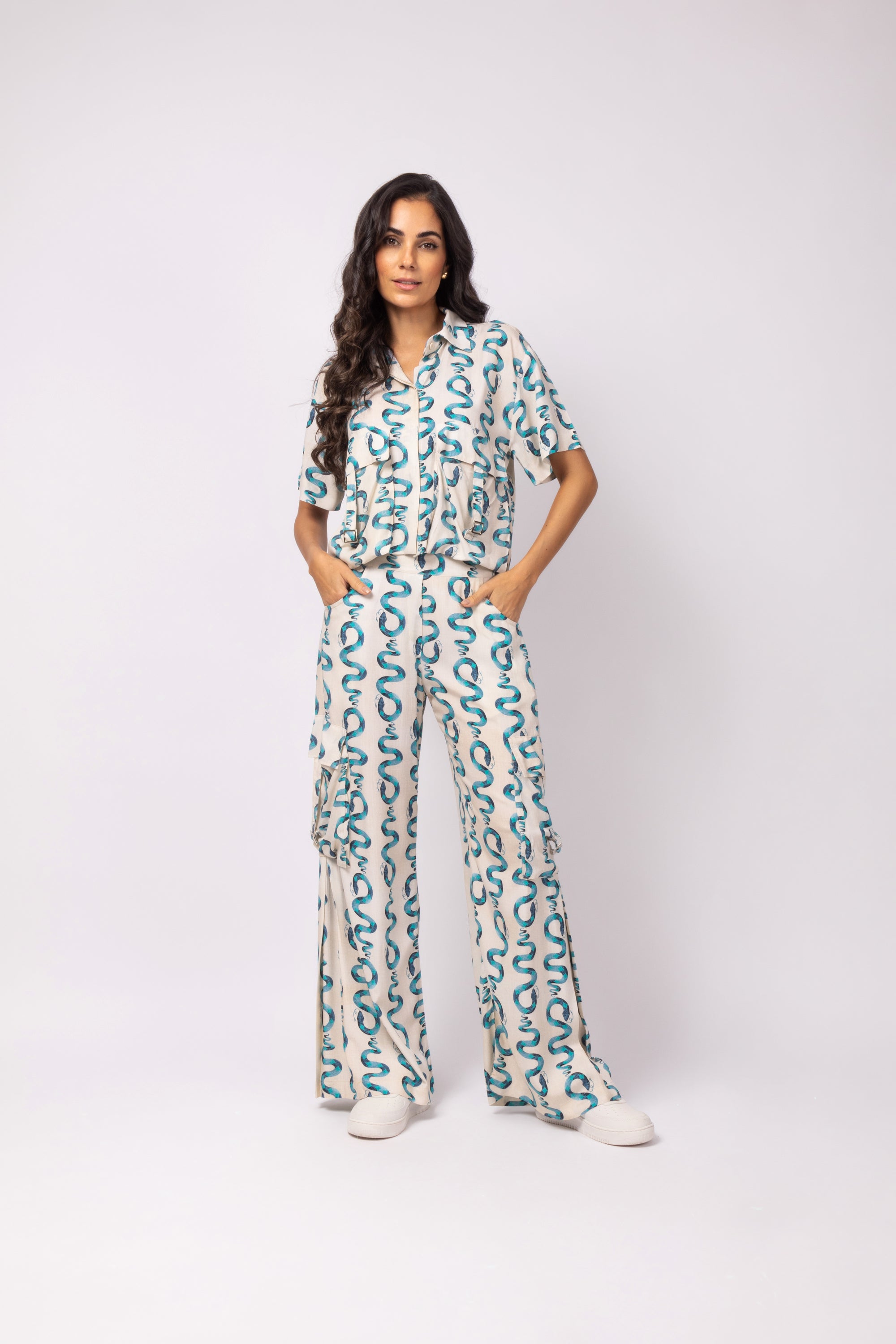 Calça pantalona com bolsos snakes