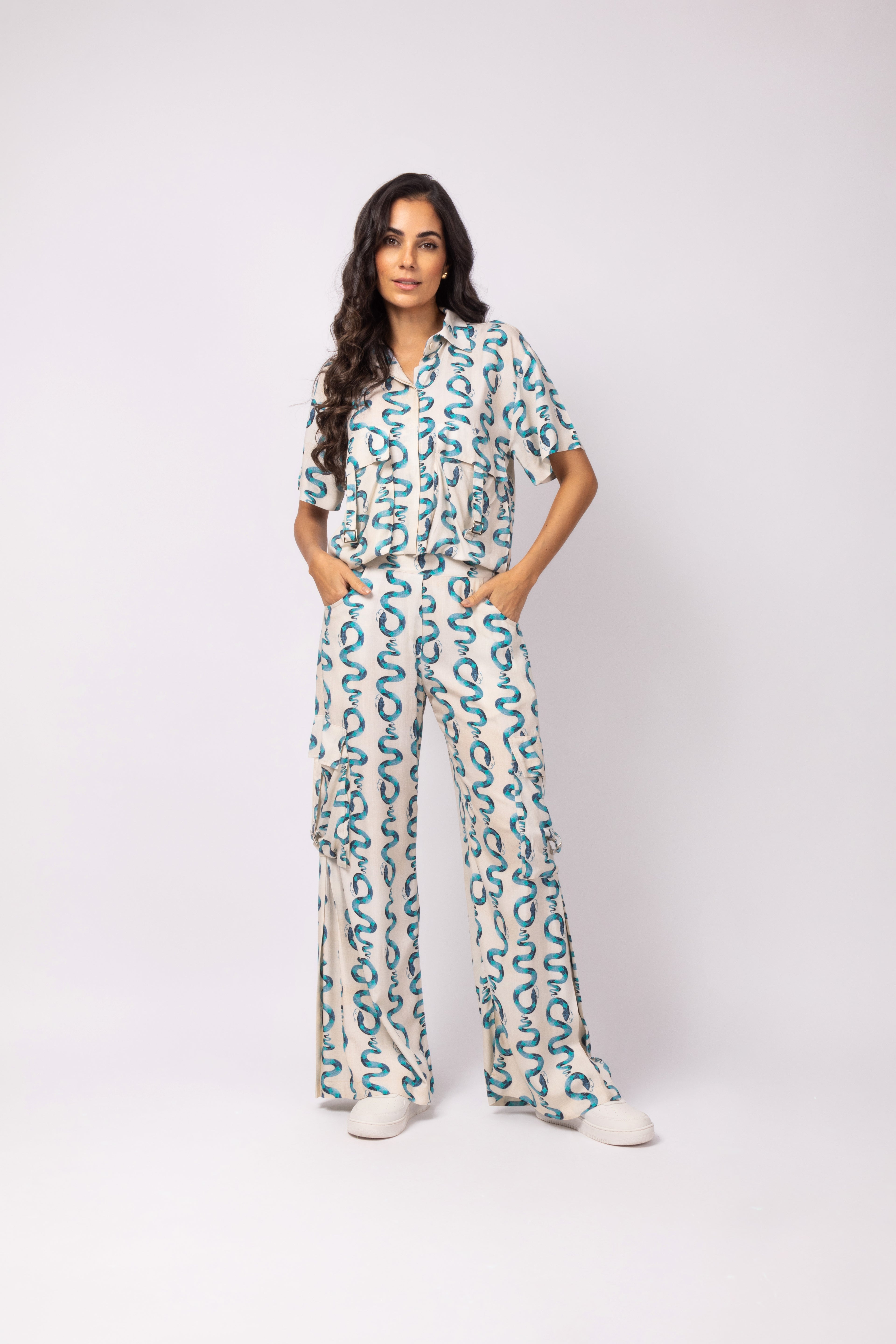 Calça pantalona com bolsos snakes
