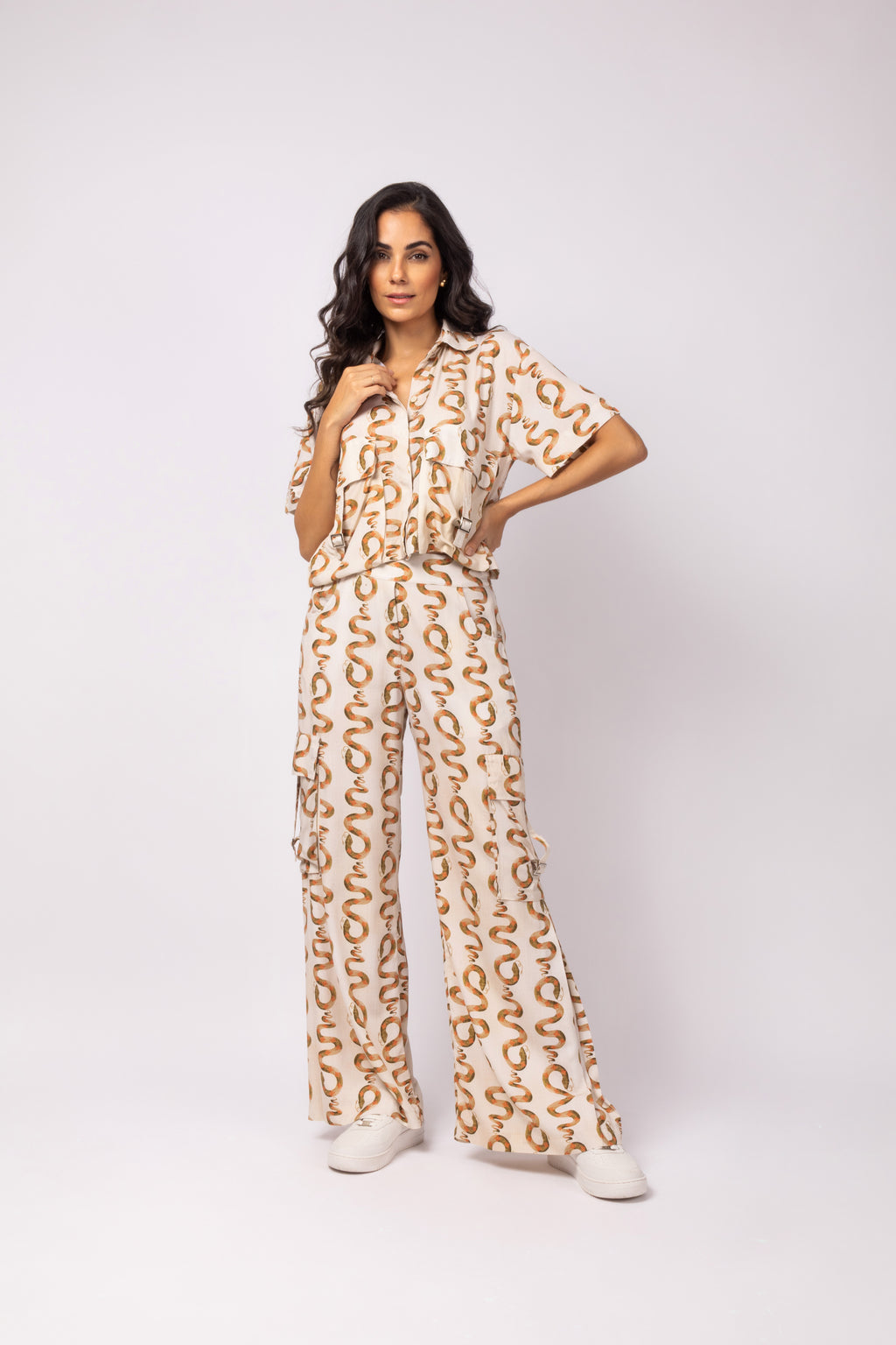 Calça pantalona com bolsos snakes