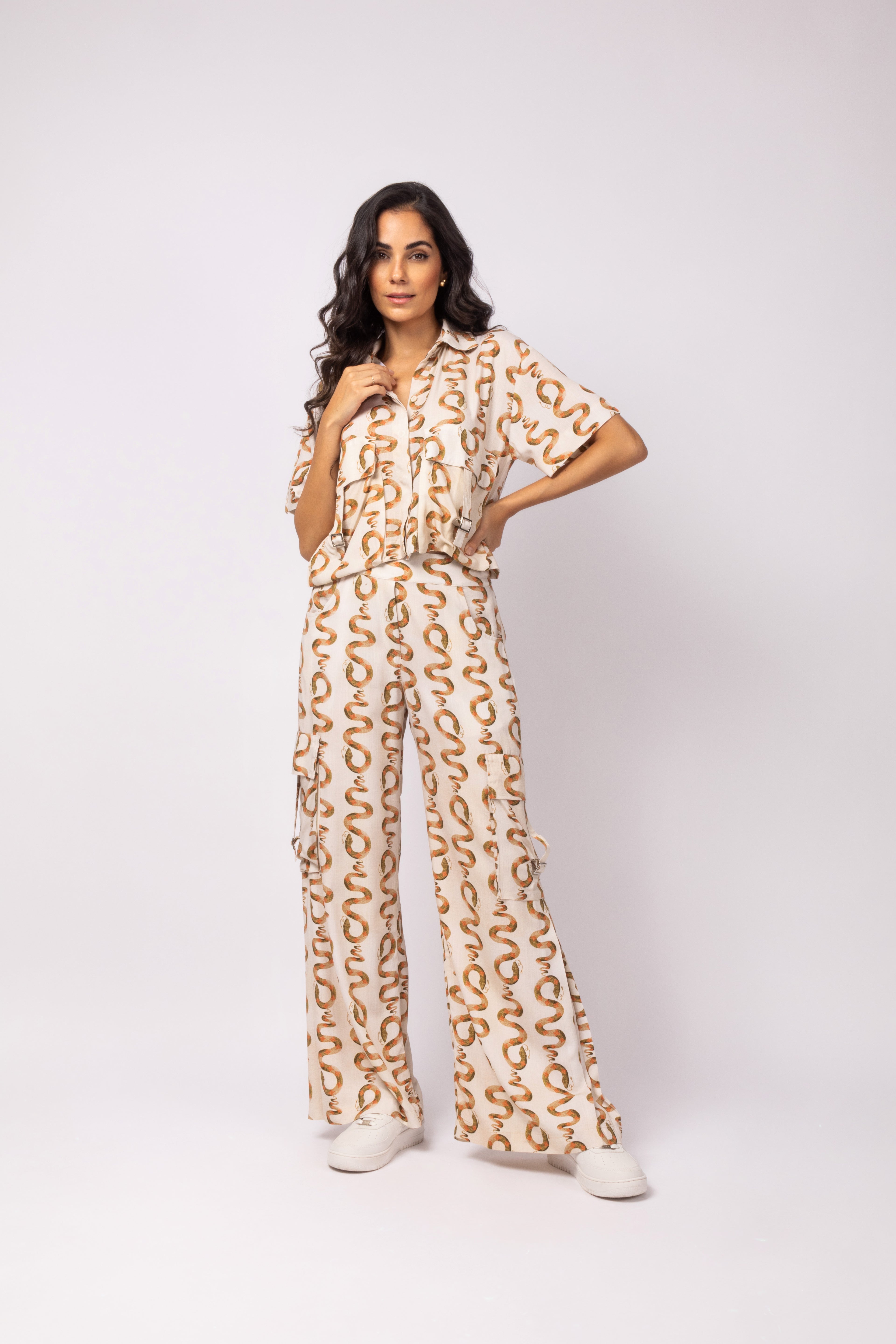 Calça pantalona com bolsos snakes