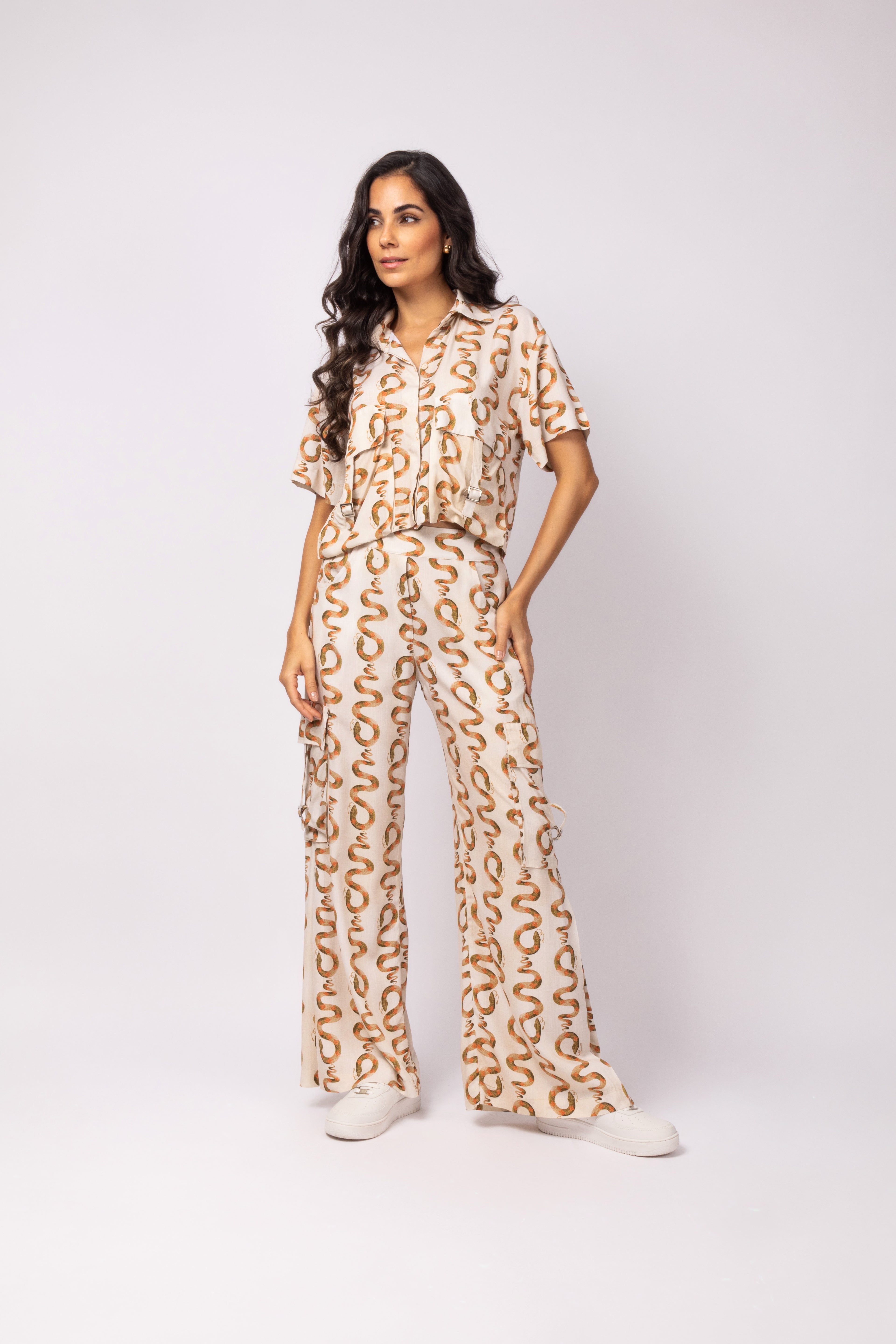 Calça pantalona com bolsos snakes