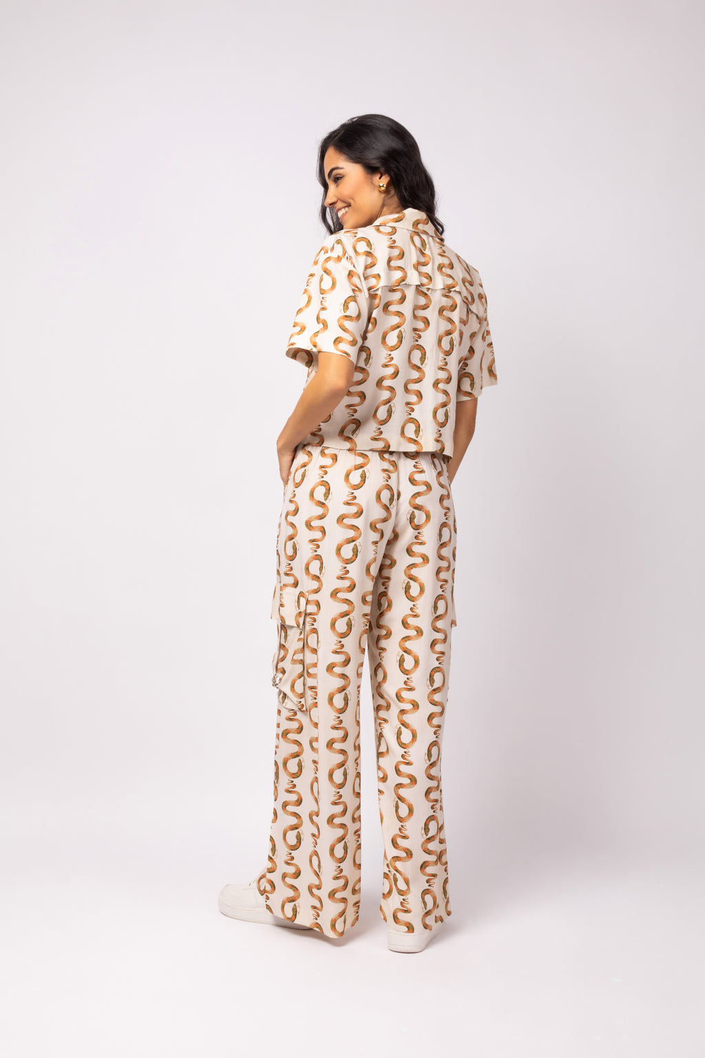 Calça pantalona com bolsos snakes