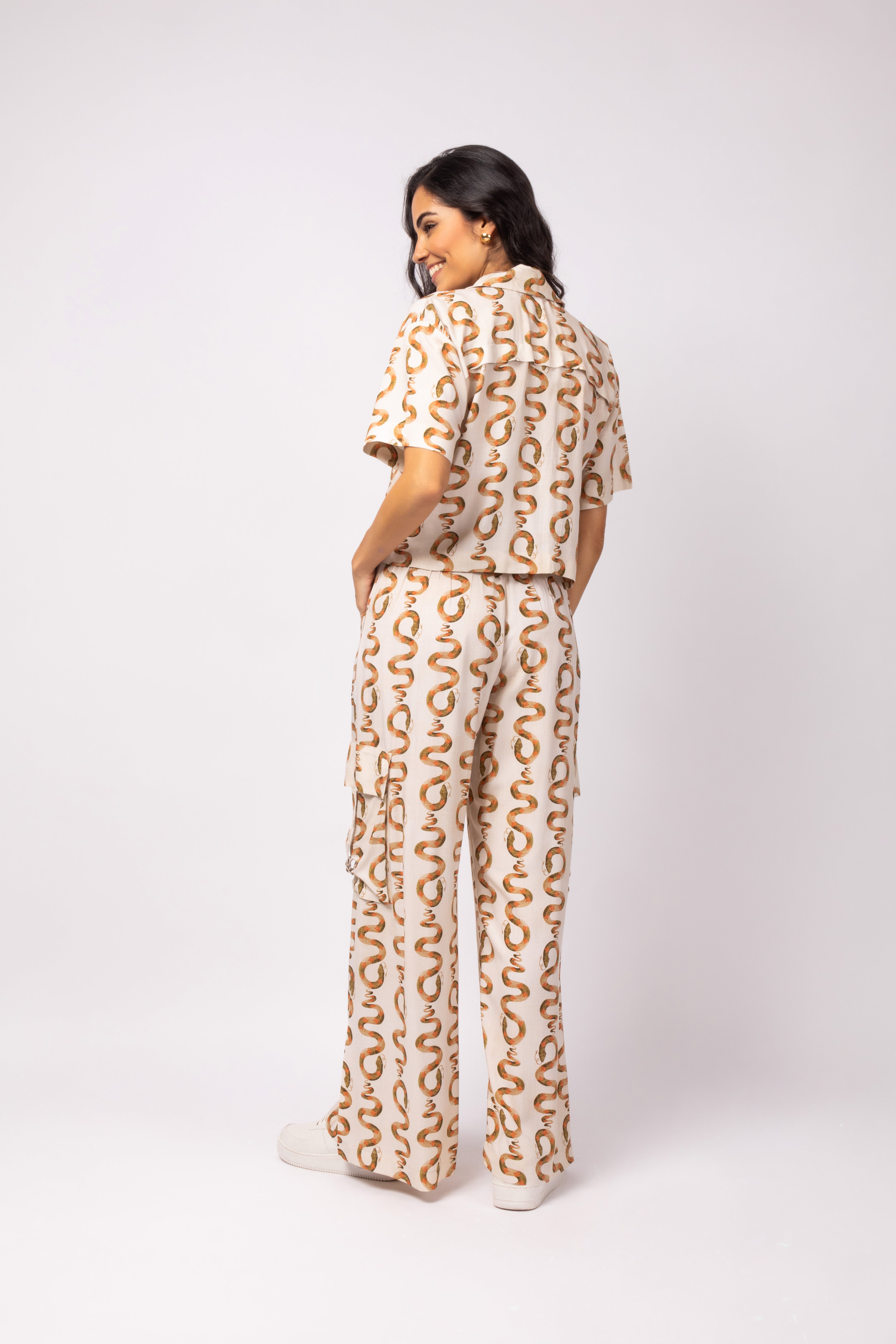 Calça pantalona com bolsos snakes