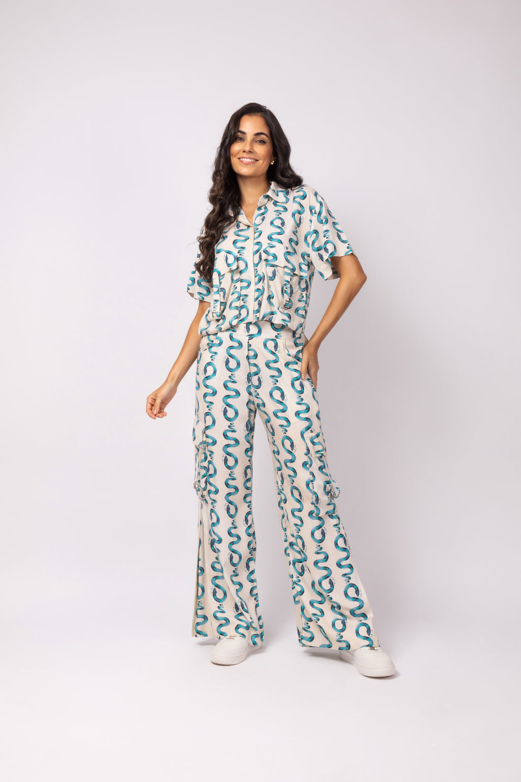 Calça pantalona com bolsos snakes