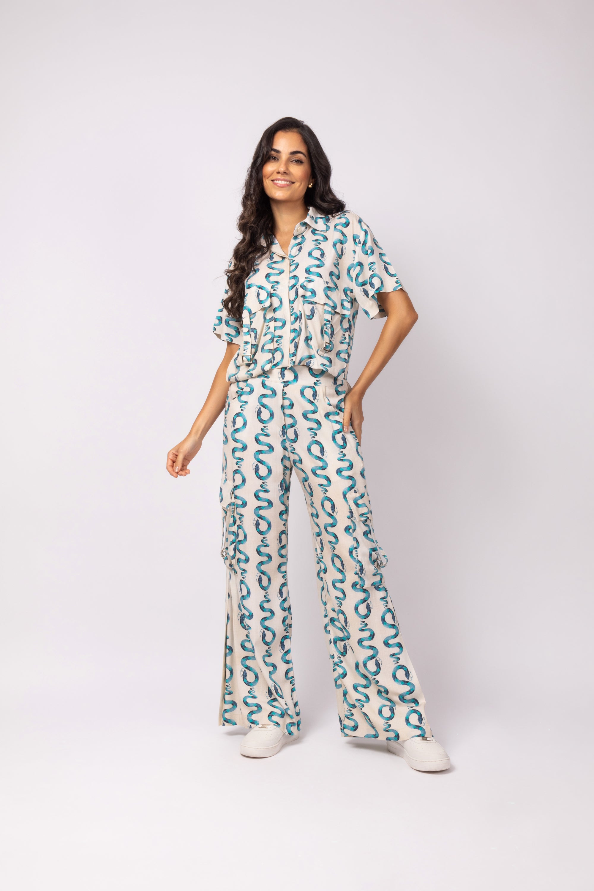 Calça pantalona com bolsos snakes