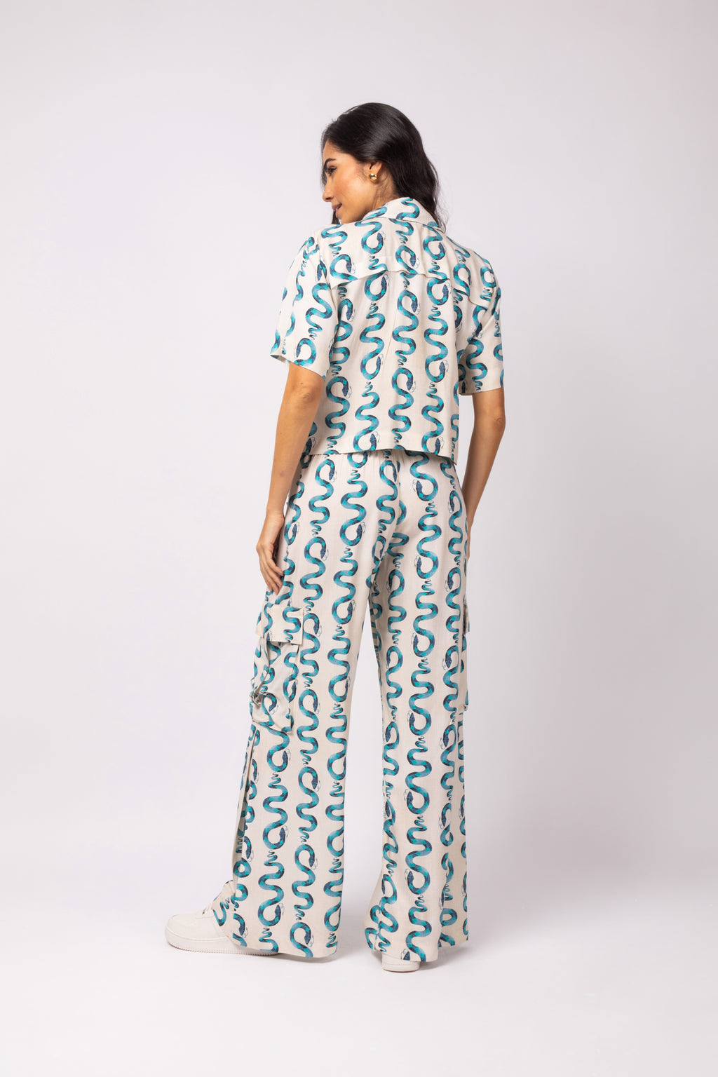 Calça pantalona com bolsos snakes
