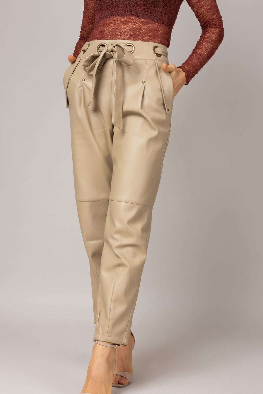 Calça de couro com amarração na cintura
