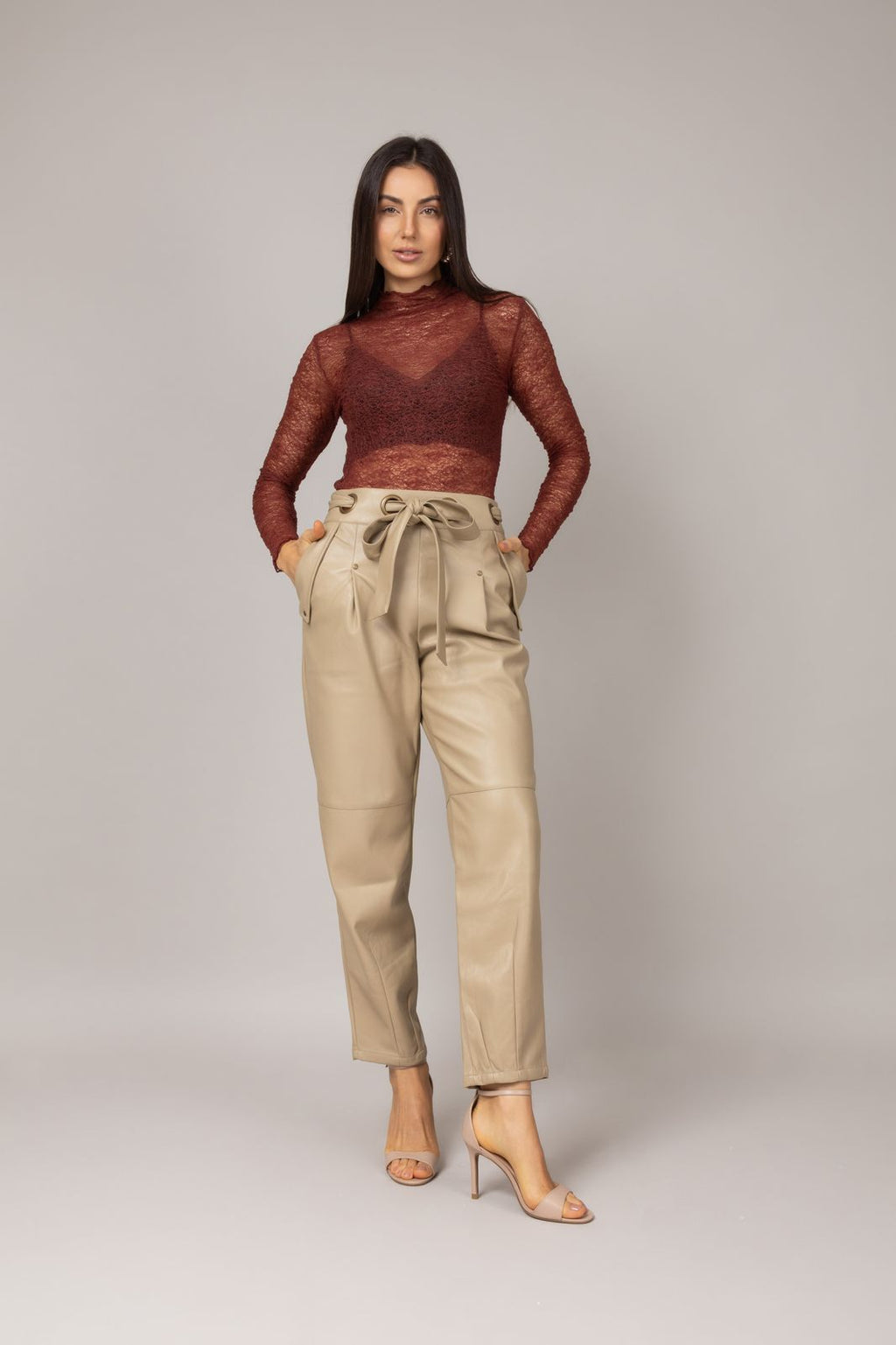 Calça de couro com amarração na cintura