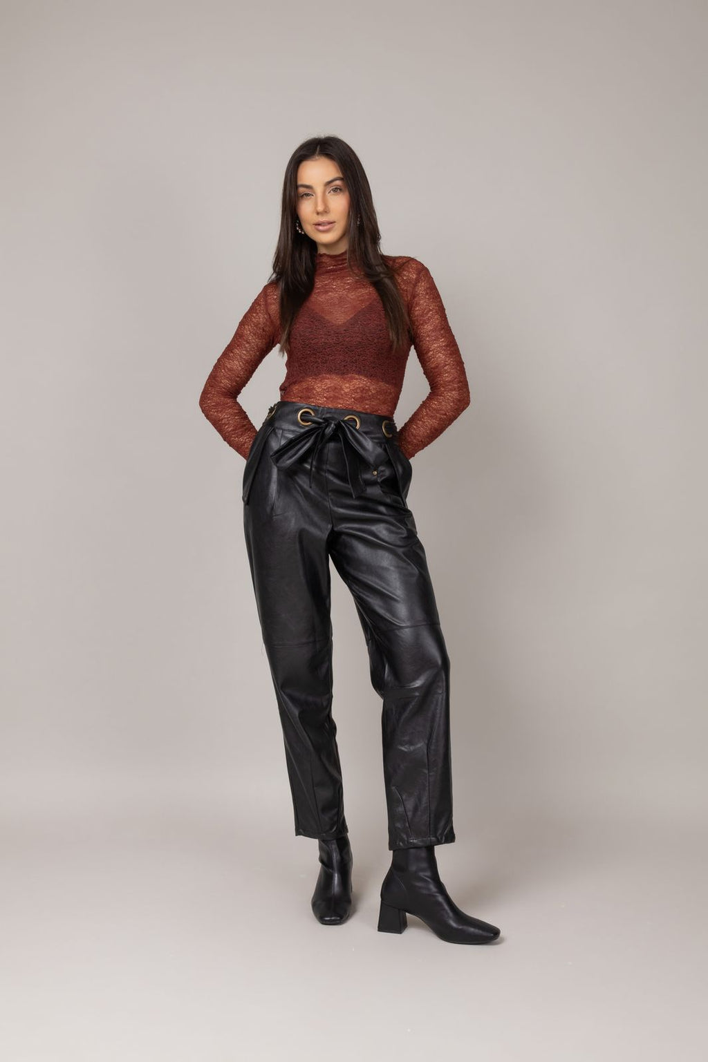 Calça de couro com amarração na cintura