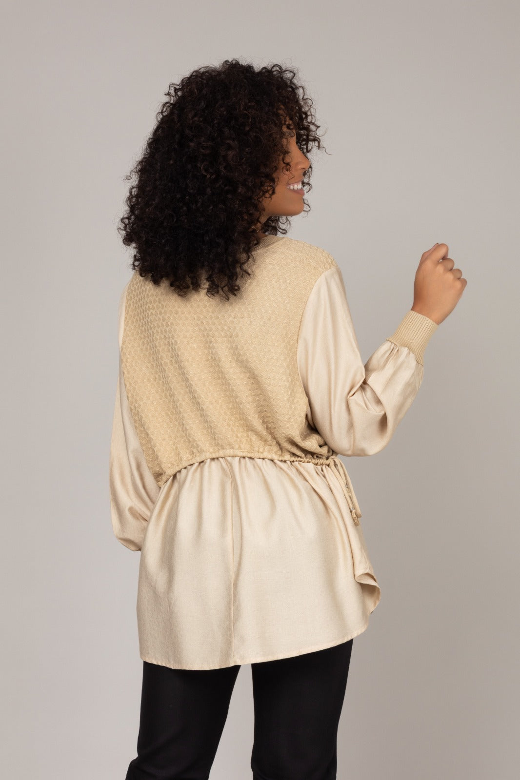 Blusa texturizada com mangas amplas