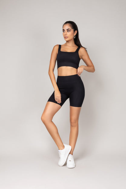 Conjunto preto com top e shorts
