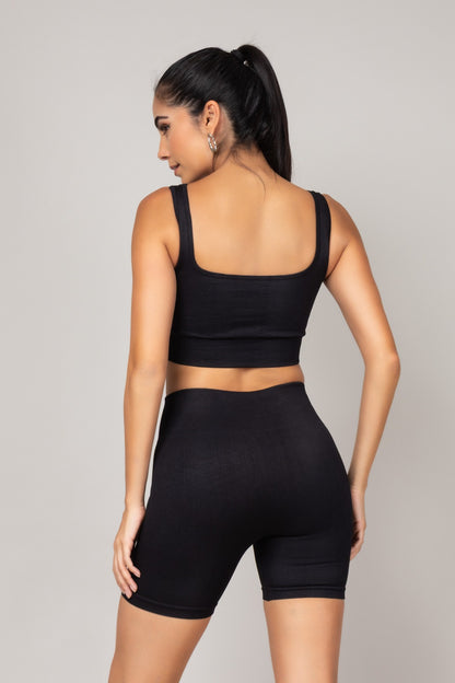 Conjunto preto com top e shorts