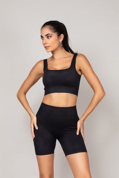 Conjunto preto com top e shorts