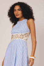 Vestido listrado com renda