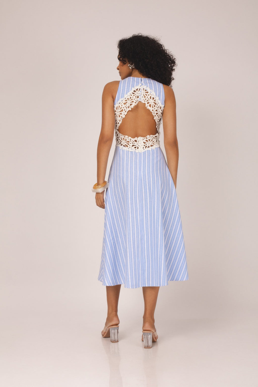 Vestido listrado com renda