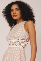 Vestido listrado com renda