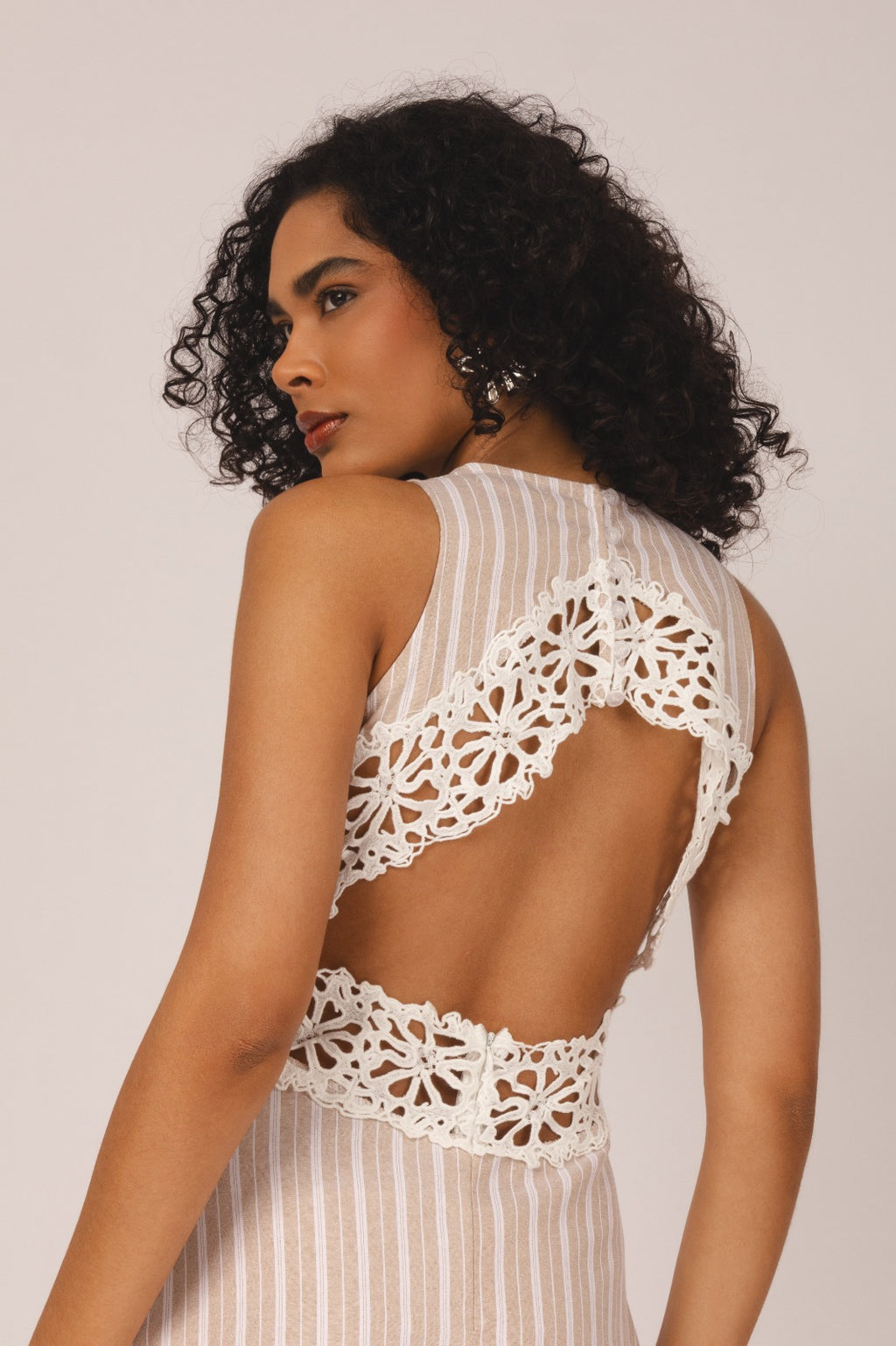 Vestido listrado com renda