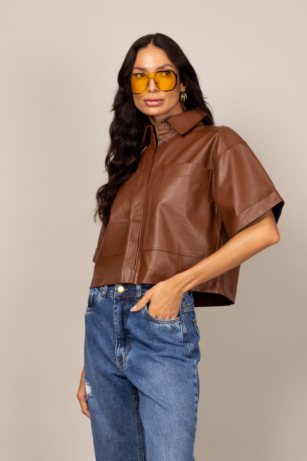 Camisa cropped de couro