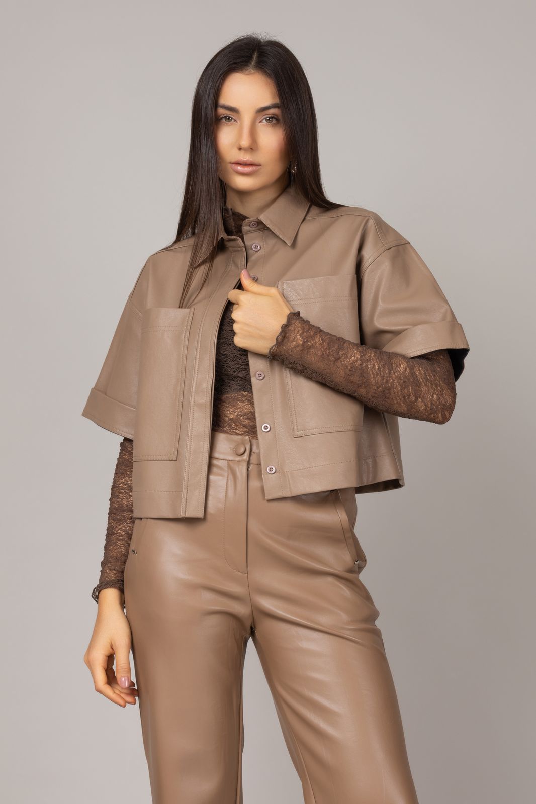 Camisa cropped de couro
