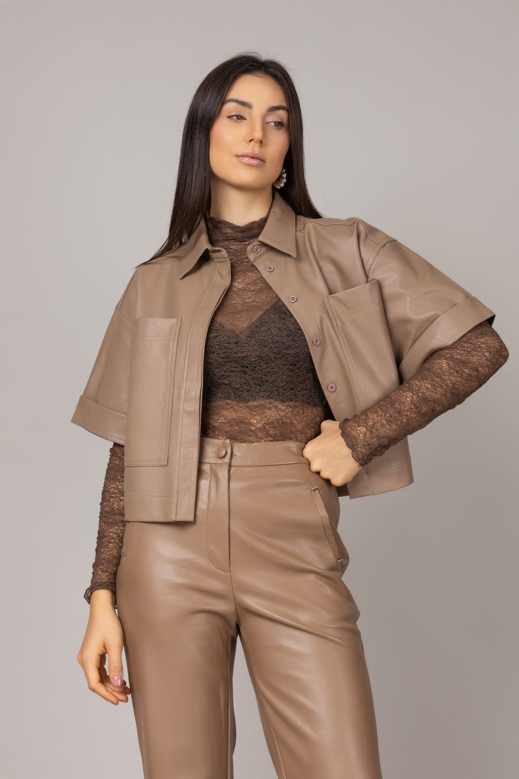 Camisa cropped de couro