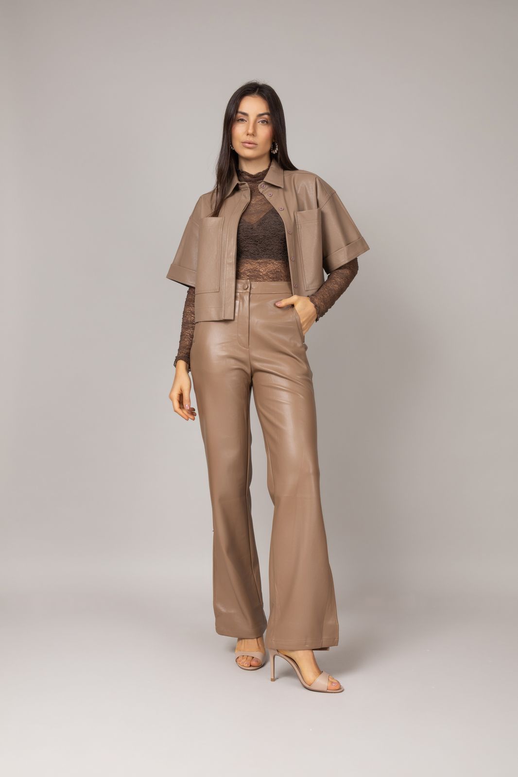 Camisa cropped de couro
