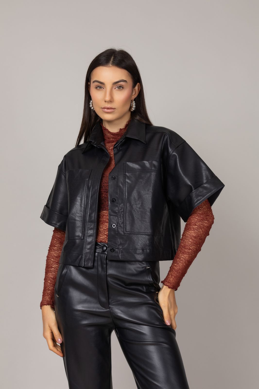 Camisa cropped de couro