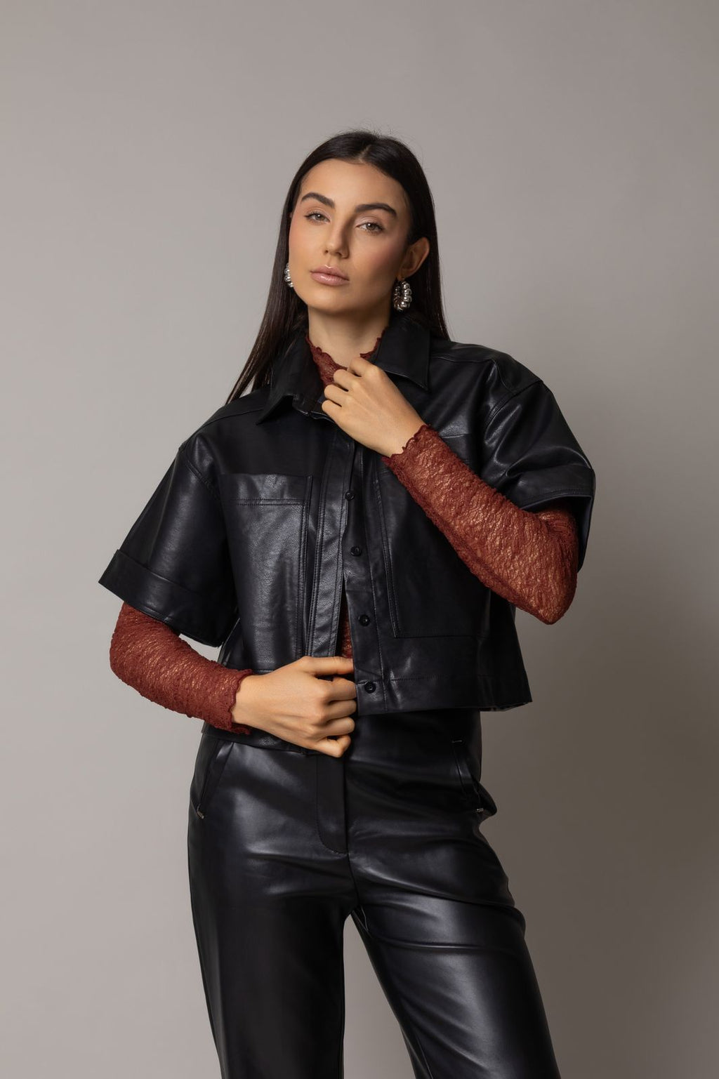Camisa cropped de couro