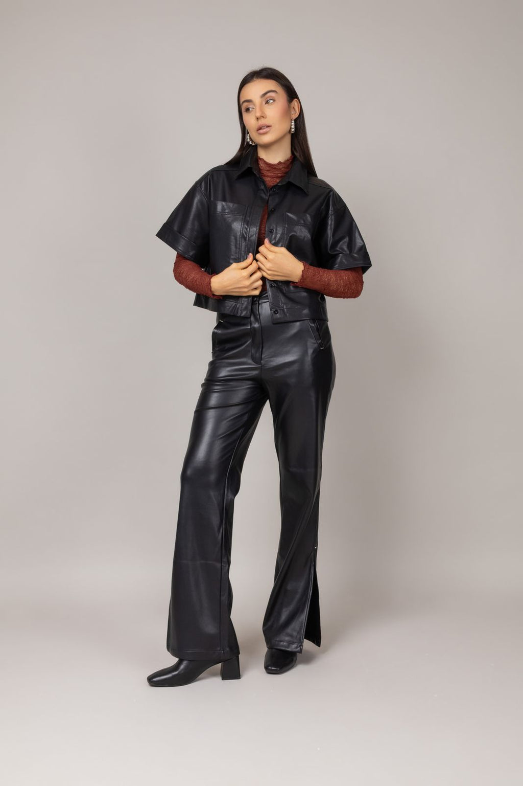 Camisa cropped de couro