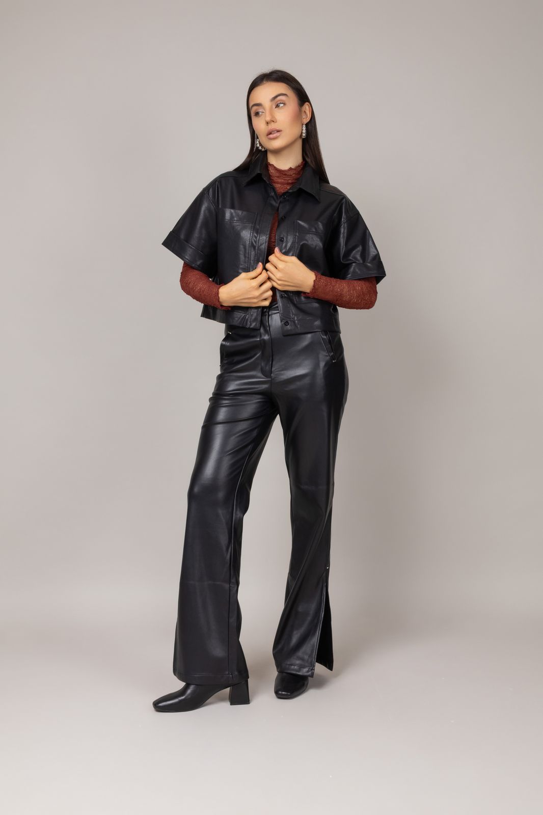Camisa cropped de couro