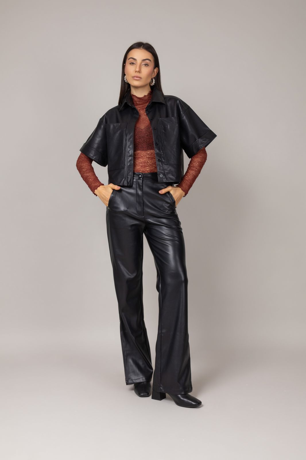 Camisa cropped de couro