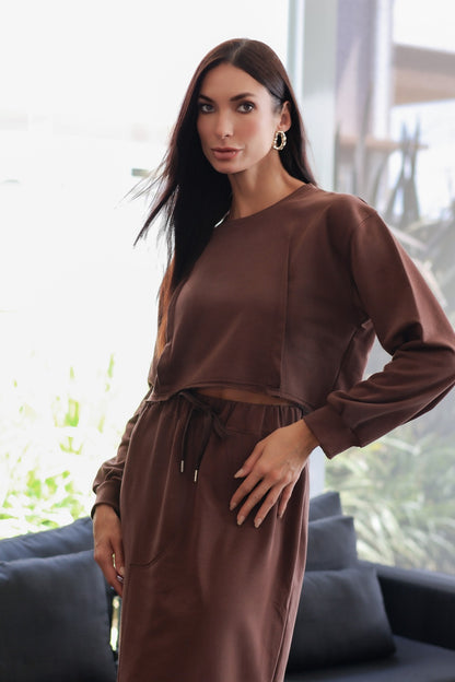 Conjunto de blusa cropped e saia