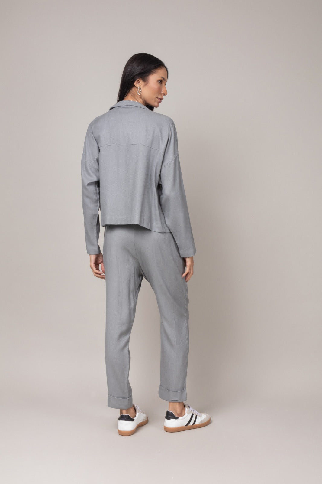 Conjunto moderno calça e jaqueta